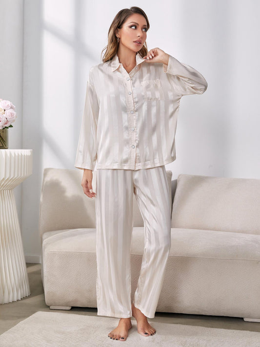 Conjunto de pijama con pantalón y camisa abotonada